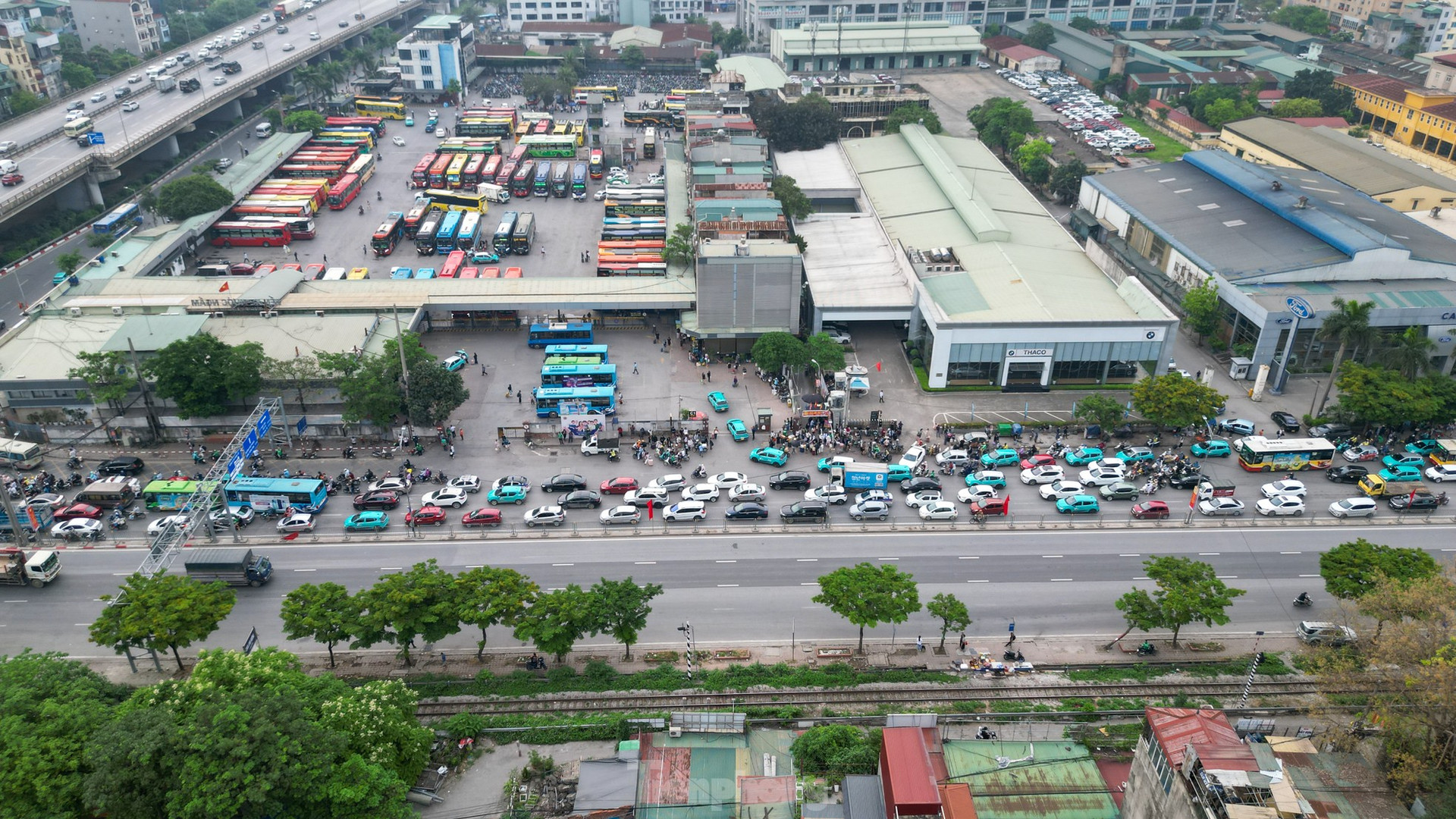 Người dân ùn ùn trở lại Thủ đô sau lễ, cửa ngõ phía Nam ùn tắc ảnh 12