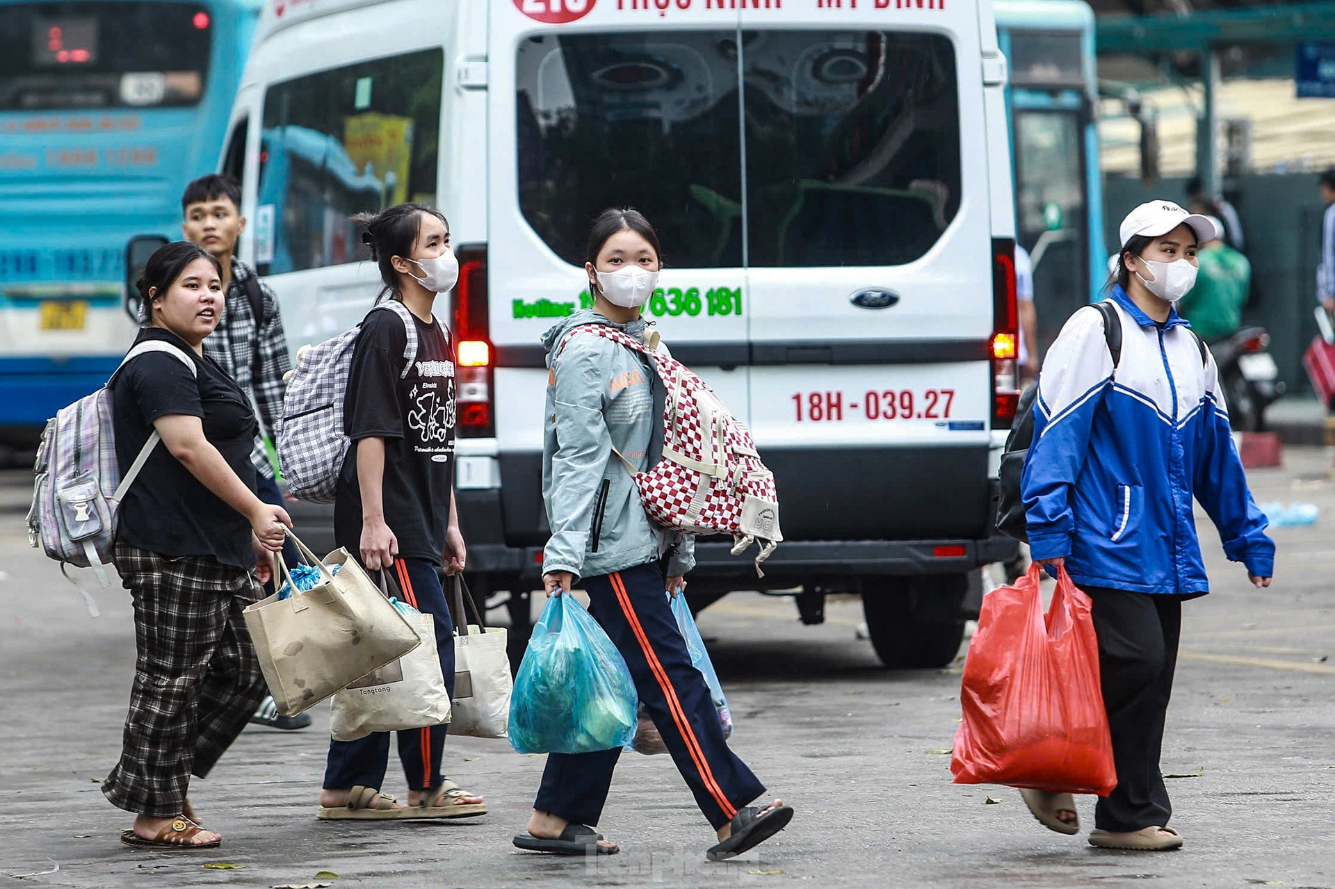Người dân ùn ùn trở lại Thủ đô sau lễ, cửa ngõ phía Nam ùn tắc ảnh 14