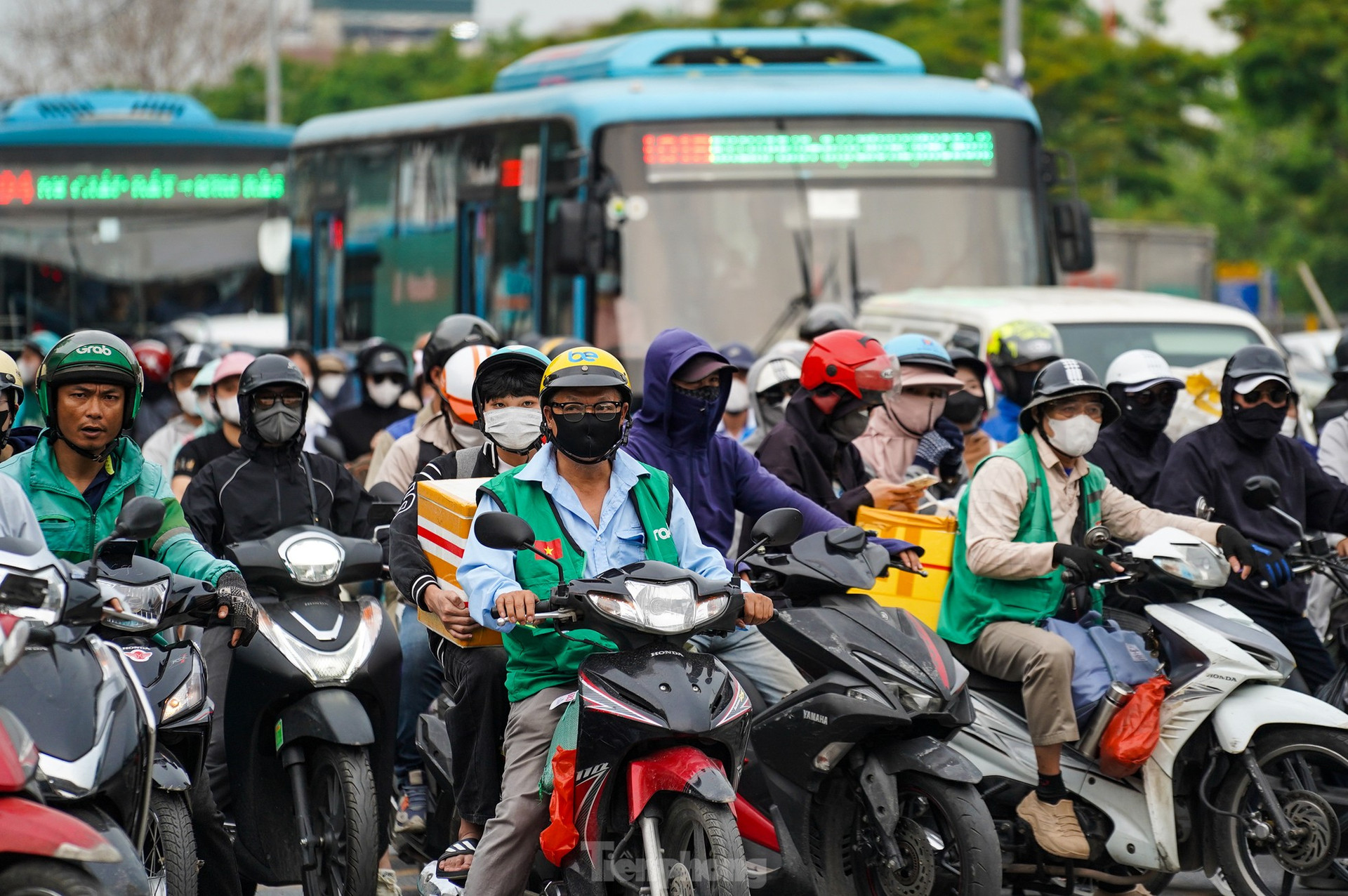 Người dân ùn ùn trở lại Thủ đô sau lễ, cửa ngõ phía Nam ùn tắc ảnh 5