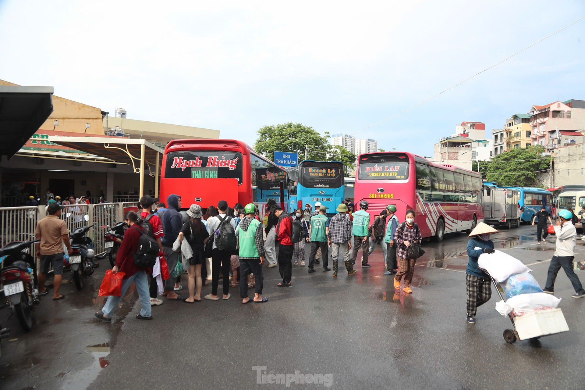 Người dân ùn ùn trở lại Thủ đô sau lễ, cửa ngõ phía Nam ùn tắc ảnh 13