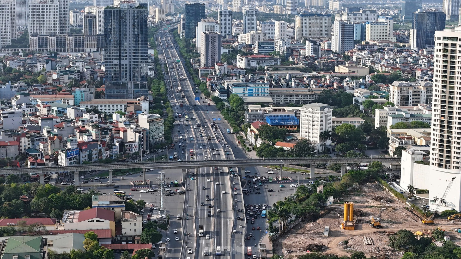 Người dân ùn ùn trở lại Thủ đô sau lễ, cửa ngõ phía Nam ùn tắc ảnh 11