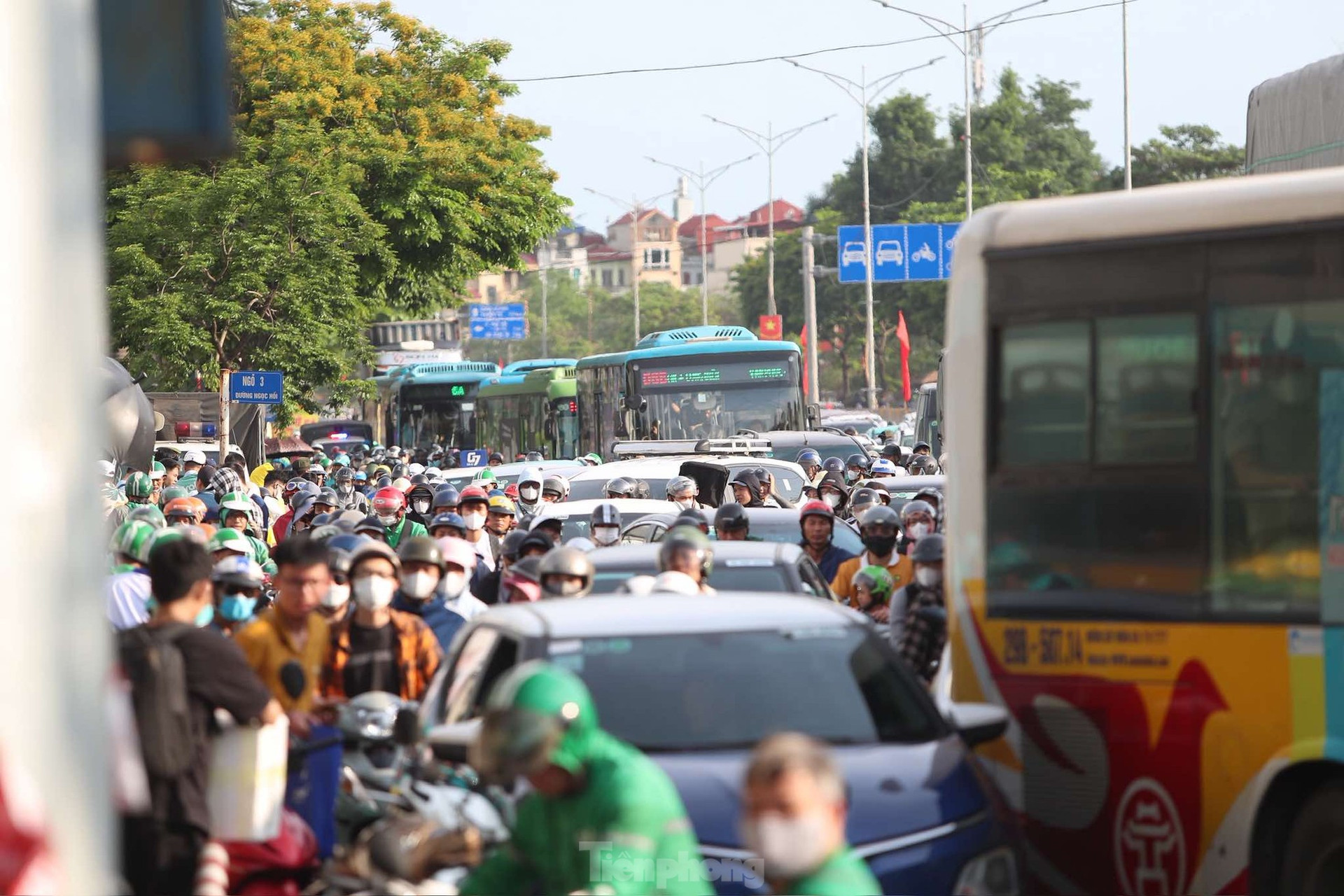 Người dân ùn ùn trở lại Thủ đô sau lễ, cửa ngõ phía Nam ùn tắc ảnh 9