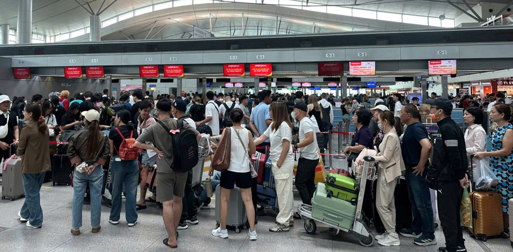 Gần 220.000 người đổ về sân bay Nội Bài, Tân Sơn Nhất hôm nay ảnh 10
