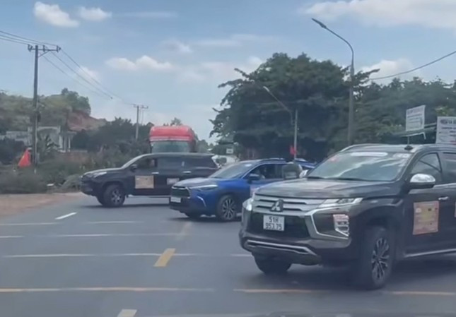 Điều tra vụ 2 ô tô chặn quốc lộ để ‘dẹp đường’ cho đoàn xe doanh nhân ảnh 1