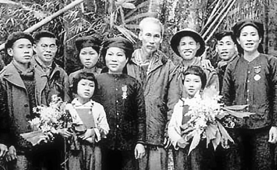 Nữ Anh hùng LLVTND đầu tiên của quân đội Việt Nam: Từng tay không bắt quan Pháp, được Bác Hồ tặng khẩu súng lục - ảnh 2