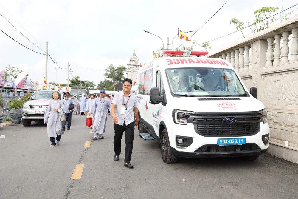 Biển người đổ về chùa Thanh Tâm để chiêm bái Xá lợi Đức Phật bất chấp thời tiết nắng nóng - ảnh 7