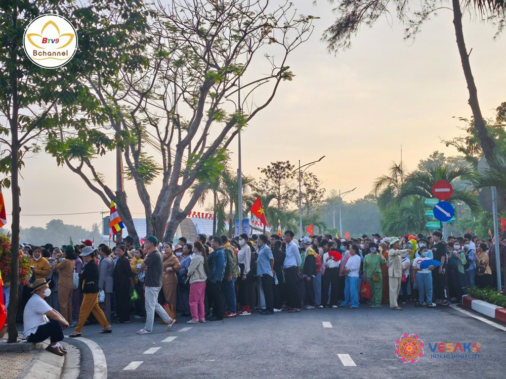 Biển người đổ về chùa Thanh Tâm để chiêm bái Xá lợi Đức Phật bất chấp thời tiết nắng nóng - ảnh 5