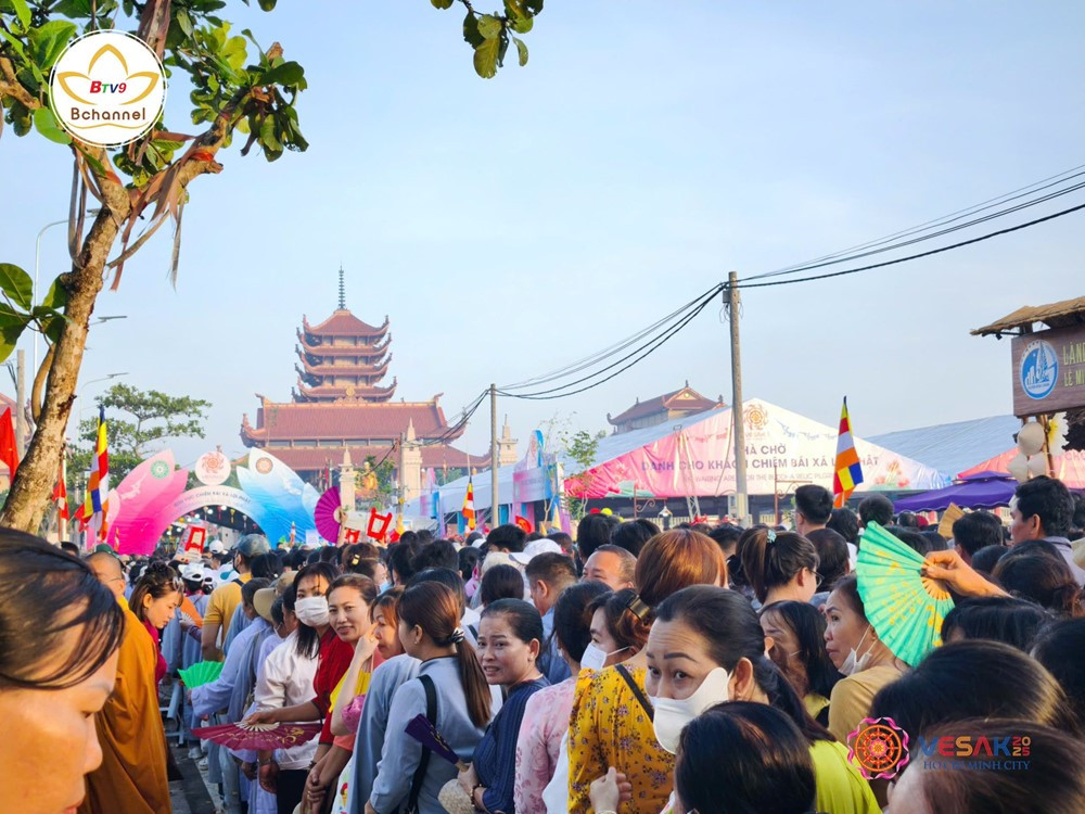 Biển người đổ về chùa Thanh Tâm để chiêm bái Xá lợi Đức Phật bất chấp thời tiết nắng nóng - ảnh 4