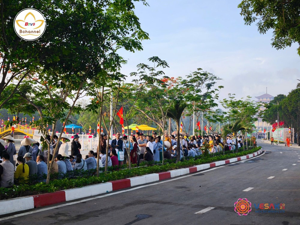 Biển người đổ về chùa Thanh Tâm để chiêm bái Xá lợi Đức Phật bất chấp thời tiết nắng nóng - ảnh 6