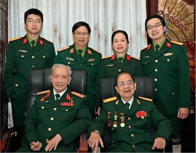 Gia đình duy nhất Việt Nam có 3 bố con cùng vinh dự được nhận Giải thưởng Hồ Chí Minh, 2/3 người mang hàm tướng quân đội