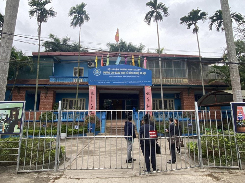 Hơn 100 sinh viên một trường cao đẳng bất ngờ bị dừng học vô thời hạn