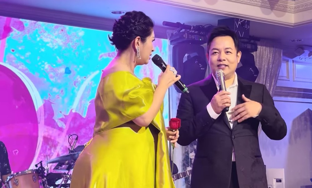 Ca sĩ Hồng Nhung lộ bụng bầu tháng thứ 8 khi đang diễn tại Mỹ