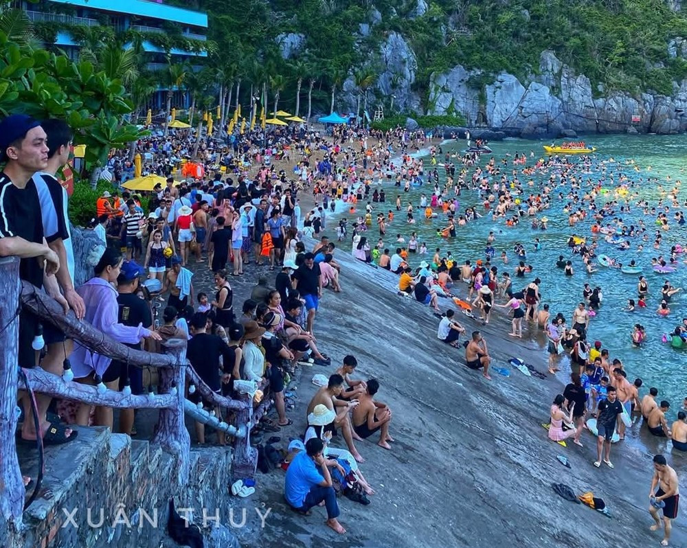 Cảnh tượng 'có một không hai' trong ngày đầu mùa hè ở bãi biển 'hot' nhất nhì miền Bắc, được UNESCO công nhận Di sản thiên nhiên thế giới