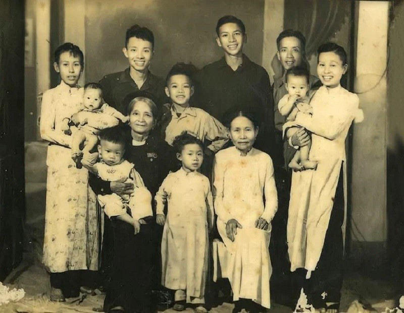 Gia đình Việt Nam có bà nội là đào chèo xuất chúng được nhận Huân chương lao động cao quý, cháu gái là NSND nổi tiếng cả nước