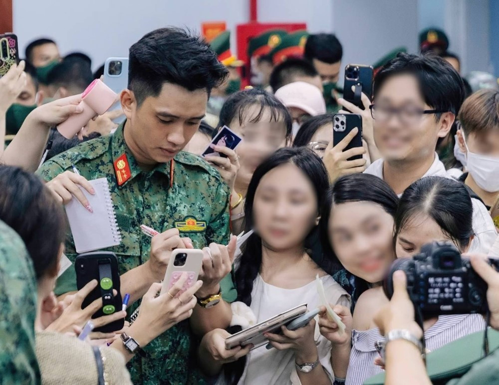 Hiện tượng 'săn đón' Thượng úy Lê Hoàng Hiệp như ngôi sao giải trí: Sự mến mộ đang dần trở nên phản cảm