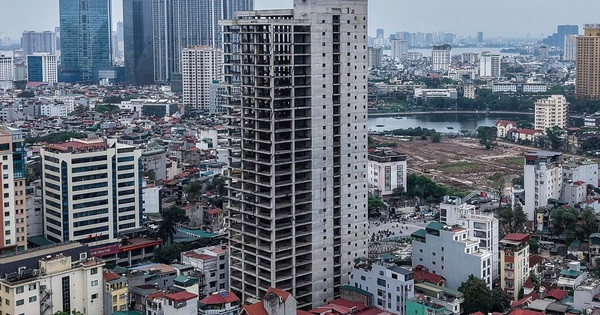 Tòa nhà 28 tầng giữa khu đất vàng hiếm hoi của Thủ đô sau 14 năm xây vẫn ‘trơ xương’ do vướng 200 tỷ