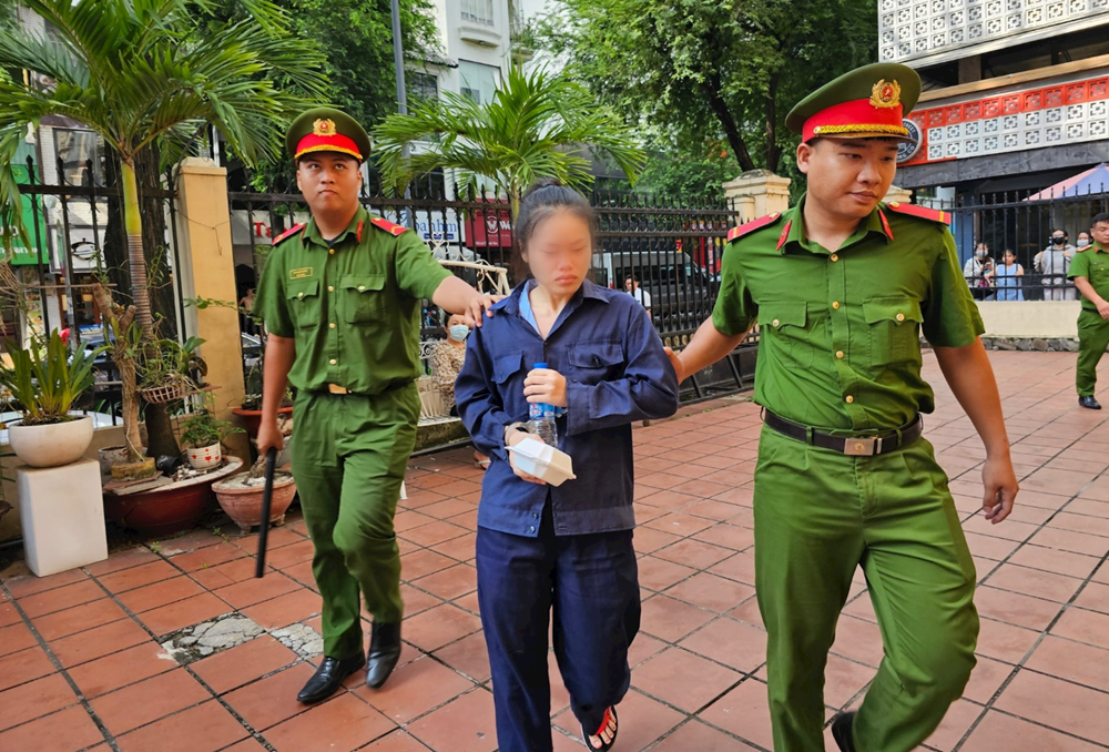 Khám xét nơi ở, bắt Nguyễn Thị Hồng Nhung