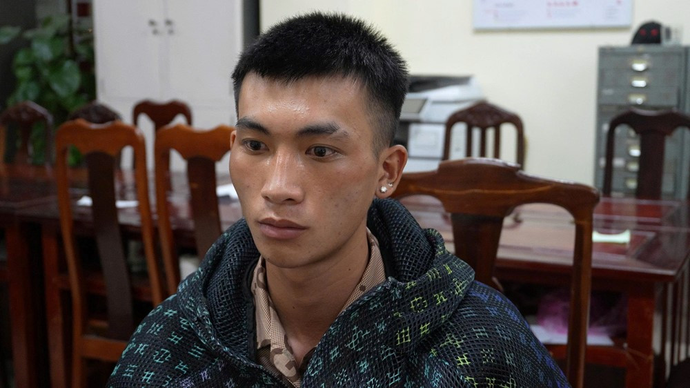 Bắt Nguyễn Tuấn Hùng sinh năm 2004 khi vừa xuống máy bay