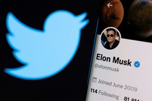 Elon Musk mang bồn rửa mặt đến trụ sở, đổi giới thiệu bản thân thành "ông chủ Twitter"