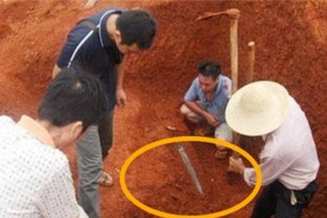 Ông cụ nông dân đem 'báu vật' đào được mài thành dao thái rau, 5 năm sau tiếc đứt ruột khi biết giá trị thật lên đến 3,3 tỷ