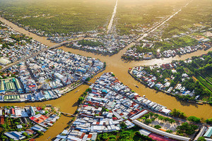 Thành phố duy nhất Việt Nam là nút giao của 7 con kênh, chỉ rộng 78km2 nhưng mật độ dân số cao nhất vùng đất sông Hậu