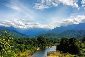 Dãy núi dài 30km, có 7 tên gọi khác nhau từng được cho là nơi vua Kinh Dương Vương định đô, nổi tiếng với sự tích 99 ngọn núi và không thể thành đế đô chỉ vì một con chim Phượng