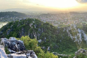 Không cần vượt 300km lên Hà Giang: Phát hiện 'cao nguyên đá' ngay trong lòng Thủ đô, khung cảnh tuyệt đẹp ngỡ như xứ sở thần tiên