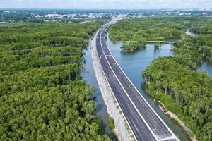 Tuyến cao tốc huyết mạch dài 57km đẹp bậc nhất Việt Nam đi qua 3 tỉnh, thành, 'chạy xuyên' rừng ngập mặn