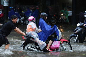 Cảnh báo một số khu đô thị, tầng hầm nội thành Hà Nội ngập úng đến nửa mét