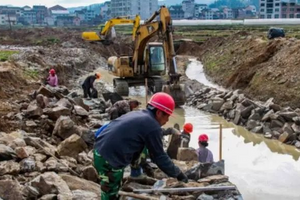 Công trường dừng thi công khẩn cấp vì đào trúng 'lu sắt' khổng lồ: Cảnh sát lập tức phong tỏa hiện trường, chuyên gia vào cuộc, kho báu 800 năm tuổi được hé mở