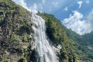 Ngọn thác hoang sơ được coi là thác nước đẹp nhất Tây Bắc, bắt nguồn từ dãy Hoàng Liên Sơn hùng vĩ, cách khu du lịch Sa Pa gần 50km