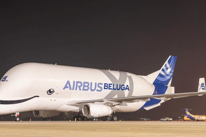 Sân bay quốc tế lớn nhất miền Bắc Việt Nam lần đầu tiên đón siêu máy bay vận tải Airbus Beluga XL hạ cánh: Được mệnh danh 'cá voi bay', chuyên chở vệ tinh, trực thăng, động cơ máy bay