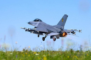 Mỹ duyệt bán phụ tùng F-16 cho Ukraine, Nga tố Kiev tấn công đoàn xe IAEA