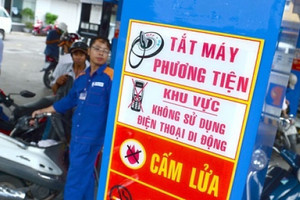 Đề xuất tăng mức phạt với hành vi mang điện thoại vào cây xăng lên đến 5 triệu đồng