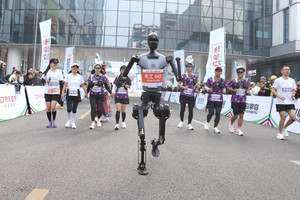 Sự kiện chưa từng có: Người và robot cùng thi chạy marathon tại Trung Quốc