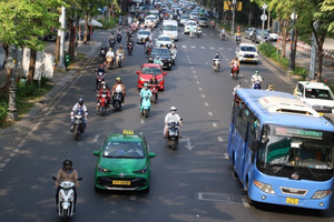 Hình ảnh ngày đầu người dân đi làm trở lại ở TPHCM