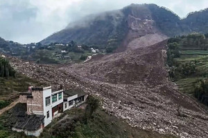 Lở đất kinh hoàng tách đôi cả ngôi làng chỉ trong 58 giây: 100.000m3 đất đá từ trên cao ập xuống, hàng chục người mất tích