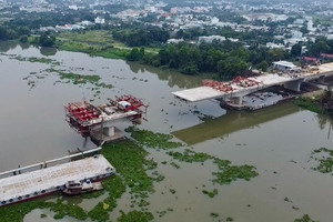 Chỉ 2 tháng nữa, cầu vượt sông thứ 6 nối hai bờ sông Sài Gòn sẽ hợp long