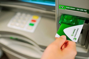 Vietcombank triển khai rút tiền bằng CCCD gắn chip tại 2 cây ATM