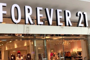 Forever 21 nộp đơn xin phá sản: Ảnh hưởng của 'cơn bão quét' mang tên thương mại điện tử