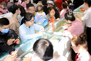 Giá vàng phá kỷ lục từng giờ, nhiều người đứng ngồi không yên