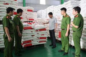 Bên trong xưởng sản xuất 71 nghìn lít dầu ăn, 40 tấn mì chính giả