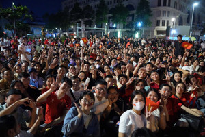 Hàng vạn người háo hức chờ lễ diễu binh, diễu hành sáng 30/4