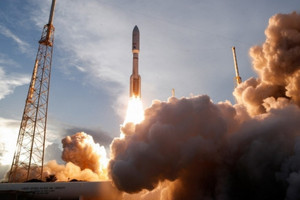 Amazon chính thức phóng vệ tinh đầu tiên: Jeff Bezos tuyên chiến Elon Musk trên đường đua không gian
