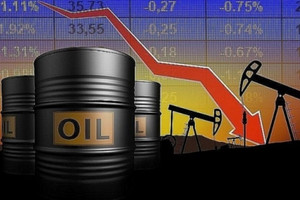 Giá dầu lao dốc kỷ lục kể từ 2021
