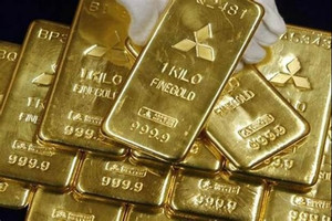 Giá vàng hạ nhiệt sau đợt tăng kỷ lục, nhà đầu tư thận trọng chờ động thái mới từ ông Trump