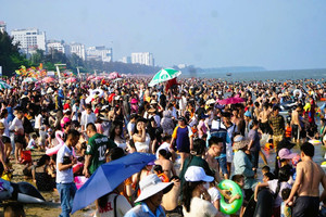 Biển người đổ về Sầm Sơn, Cửa Lò, nghỉ lễ 30/4 thành 'mùa cao điểm' du lịch
