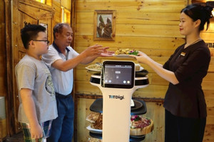 Nhân viên 260 triệu đồng: Nhà hàng ở Hải Dương gây sốt với robot phục vụ