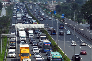 Kết thúc nghỉ lễ sớm, người dân ùn ùn trở về Hà Nội để tránh tắc đường