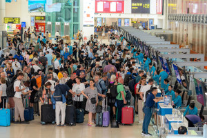 Gần 220.000 người đổ về sân bay Nội Bài, Tân Sơn Nhất hôm nay